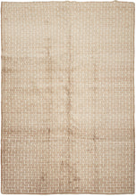 A strikingly modern design from Eastern Anatolia, this Kars rug features a minimalist “brick” pattern rendered in soft tones of cream and sandy beige. The repeating geometric motif creates a rhythmic grid across the field, at once architectural and understated. It is an aesthetic that feels remarkably contemporary despite its traditional handwoven origins.