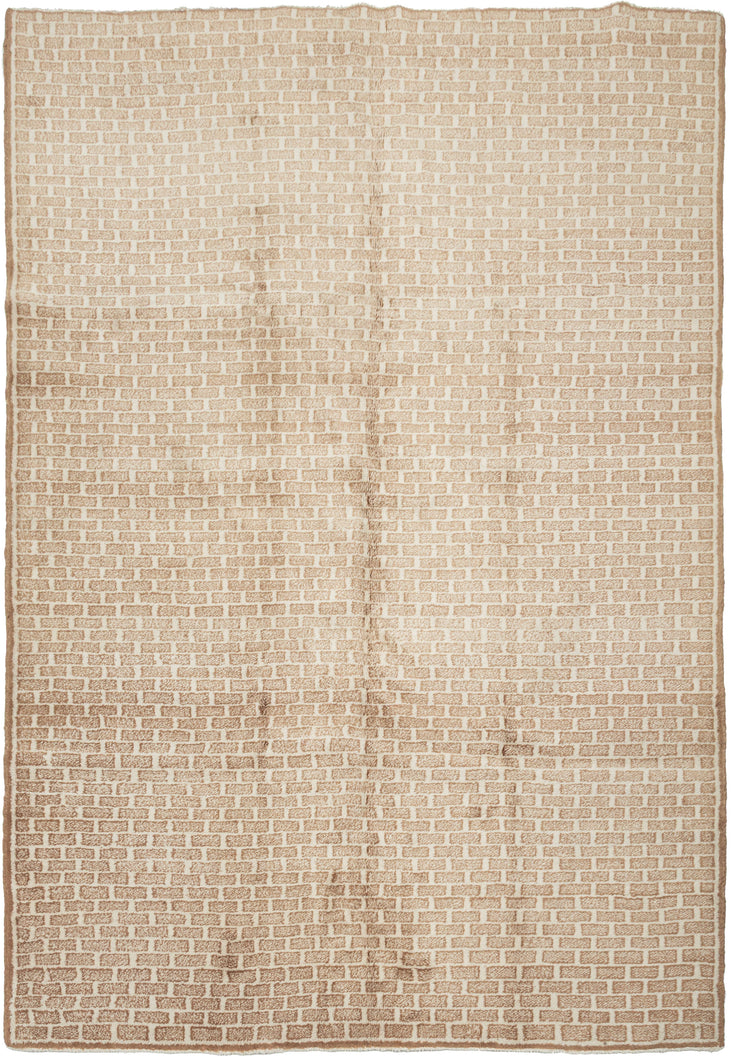 A strikingly modern design from Eastern Anatolia, this Kars rug features a minimalist “brick” pattern rendered in soft tones of cream and sandy beige. The repeating geometric motif creates a rhythmic grid across the field, at once architectural and understated. It is an aesthetic that feels remarkably contemporary despite its traditional handwoven origins.