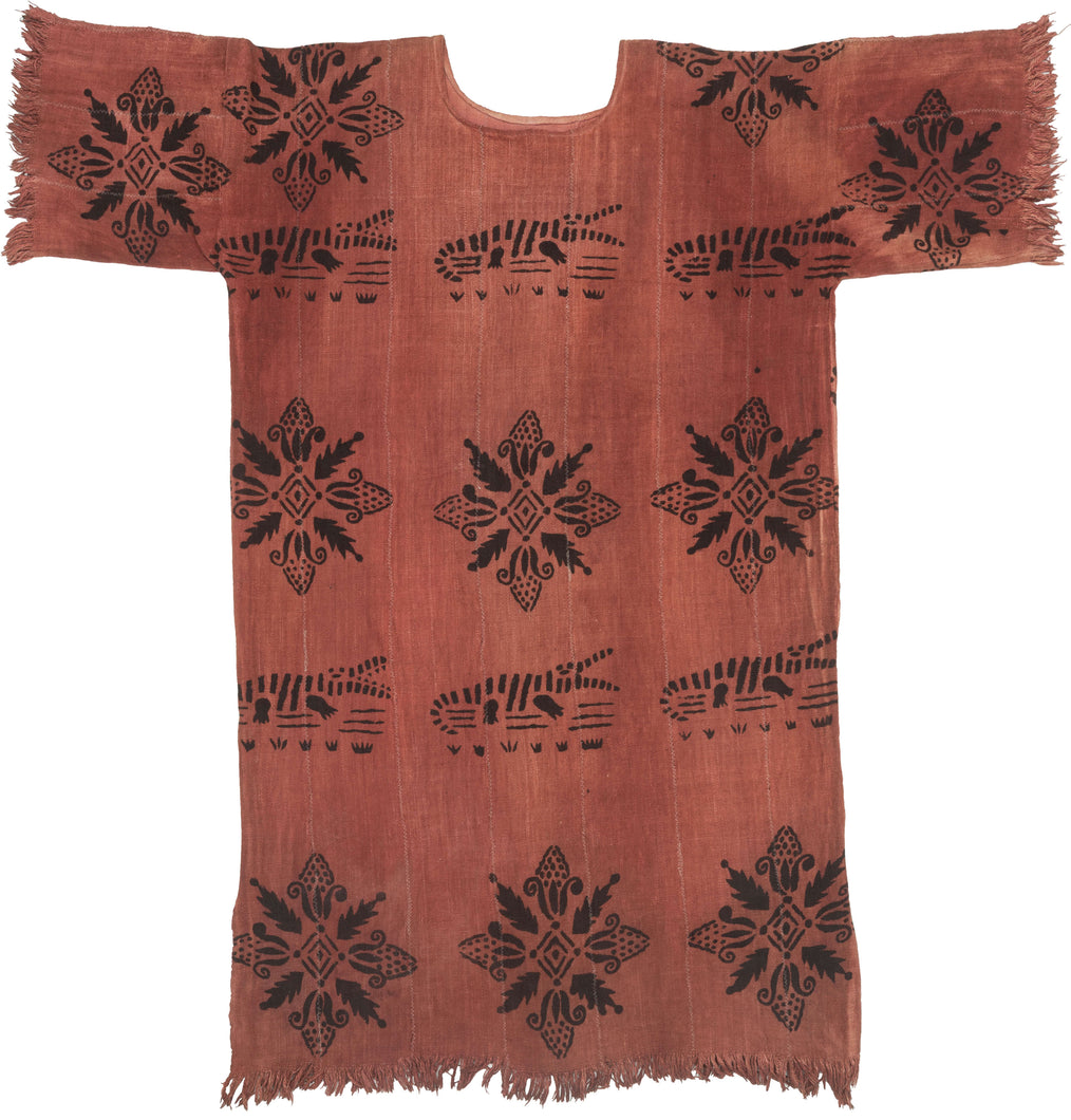 This tunic was woven and block-printed In Mali or Burkina Faso during mid–20th century

A striking vintage West African tunic created from handwoven cotton strips and decorated with bold block-printed motifs. The central design features rows of stylized crocodiles, powerful symbols associated with water spirits, protection, and ancestral strength throughout the Sahel. Alternating with them are vertical millet stalk motifs, representing nourishment, fertility, and the continuity of community life.