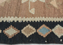 Mid Century Shiraz Kilim - 4'8 x 9'10
