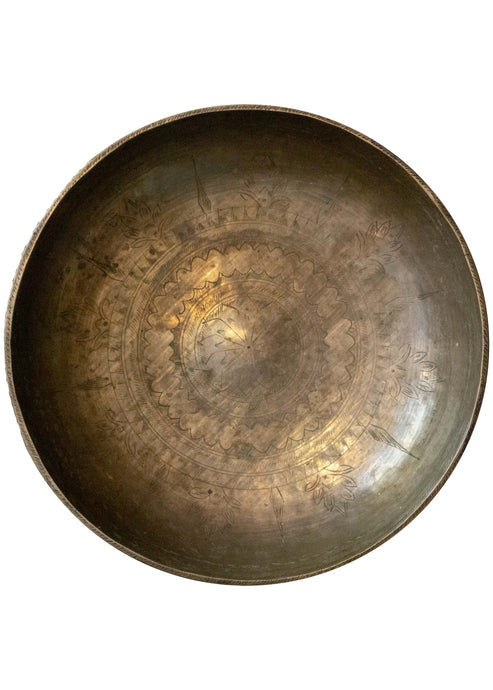 Vintage Swat Valley brass bowl, hand-etched with a delicate circular and floral design. No oxidation, in great condition. 